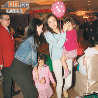 張燊悅與兩名女兒齊賀Torres一歲。