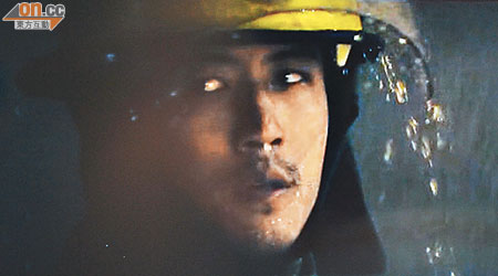 霆鋒（圖）與任達華在電影中瞓身演出，進出火場救人。