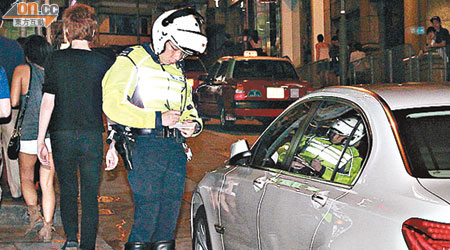 「偷雞」泊車的丁子高被交通警員抄牌。