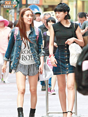 短褲打扮的松岡（左）與友人到銅鑼灣shopping。