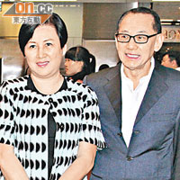 楊受成與太太拍拖出席首映禮。
