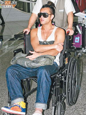 梁漢文在蘇梅島度假左腳受傷，昨日回港就醫。