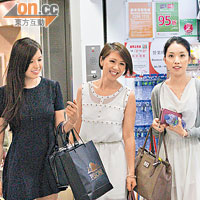 左起：Cherry、Ying和Poey一起往購物。