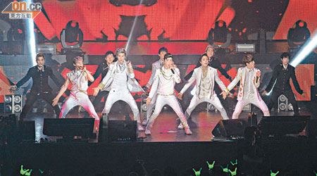B.A.P以白色裝束登場勁歌熱舞，為演唱會揭開序幕。