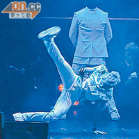B.A.P成員不時展示高難度舞藝。