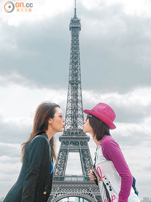 李思雅（右）與陳庭欣在巴黎鐵塔前嘴對嘴。（資料圖片）