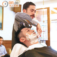 留定鬚的余文樂專程幫襯傳統的理髮店，享受貴賓式服務。