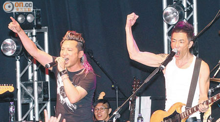 葉世榮（左）與黃貫中同台合唱，掀起全晚高潮。