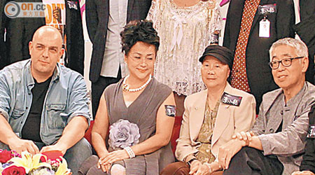 馮寶寶（左二）與李秋源（右二）同出席紀念李小龍的活動。