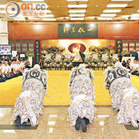 三隻白色孝獅在一代宗師劉家良靈前作三跪九叩儀式。