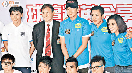洪天明、劉浩龍與曼聯名宿笠臣一同出席有關足球的活動。
