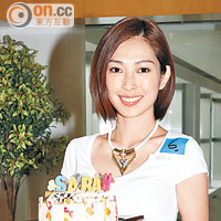 壽星女宋熙年捧蛋糕慶祝。