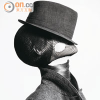 Long coat線條簡約，是single-breasted款式，加上企領設計，是timeless的演繹，配上帽子更能展現masculine英姿。
