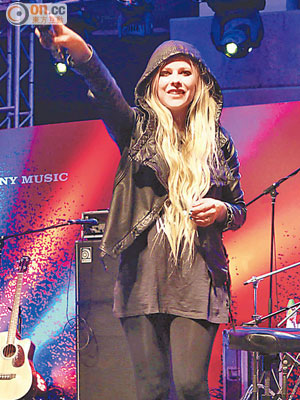 Avril全黑密實打扮現身只唱３首歌。