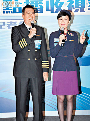 空姐打扮的江美儀與機長look的鄧梓峰現身活動。