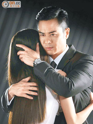 鄭嘉穎在廣告中與女演員擁抱。