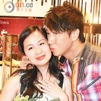 林子博與太太深情一吻。
