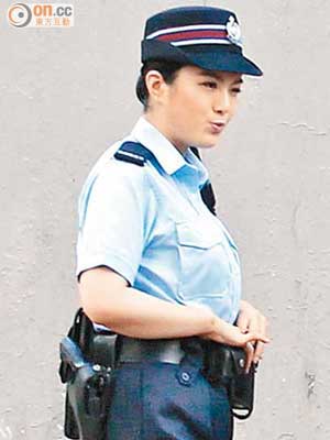 穿貼身女警服的苟芸慧顯得很圓潤。