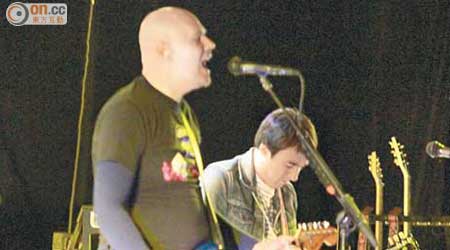 主音Billy Corgan彈結他時台型十足。