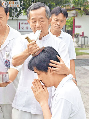 梁朝偉曾多次拜訪白龍王，並獲他指點迷津。