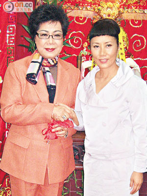 陳劍聲當年祝賀汪明荃當選八和主席。