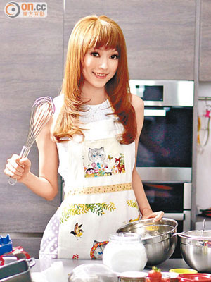 連詩雅在新歌MV中化身甜品導師。