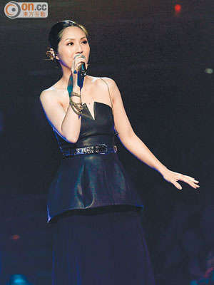 楊千嬅唱《痴心眼內藏》向偶像陳百強致敬。