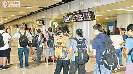 大批傳媒在機場守候菲鵬回京。