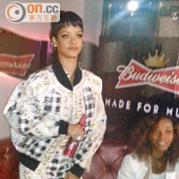 Rihanna在夜店內隨着音樂腳印印。