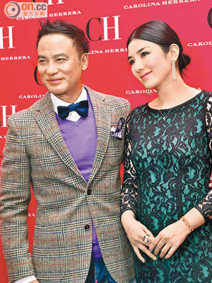 任達華（左）與黃奕於上海出席品牌活動。
