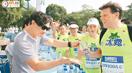 陳奕迅為健行參賽者送上乾淨飲用水。