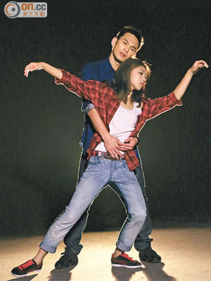 王梓軒與顏卓靈於MV中特別加插了跳舞部分。