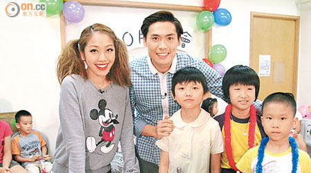 姜麗文（左）為有線節目拍攝特輯，並為小朋友慶生日。