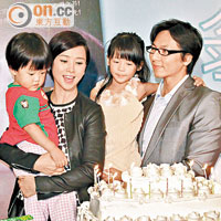 翁虹老公及囡囡（右二），以及其助養小朋友與她慶祝生日。