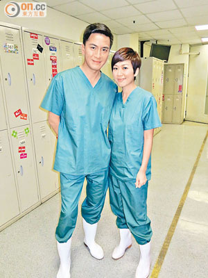 馬國明與黃智雯着上醫生袍拍宣傳片。