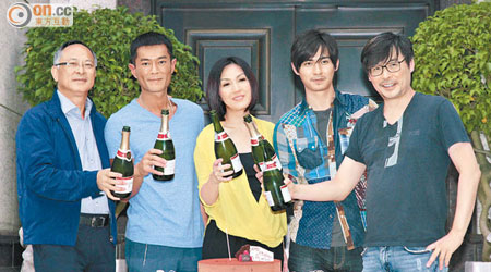 韋家輝（右起）、周渝民、千嬅、杜琪峯為古仔（左二）預祝43歲生日。