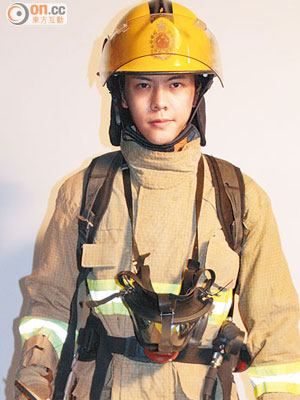 穿起全副消防裝的陳偉霆有型有款，不過他直言非常侷促，有苦自己知。