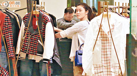 專攻冬裝的范姜在時裝店穿梭。