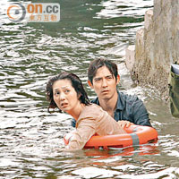 仔仔與千嬅亦在西貢拍攝落水戲。