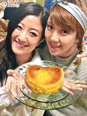 壽星女Winkie（左）獲鍾舒漫送上自家製蛋糕賀壽。