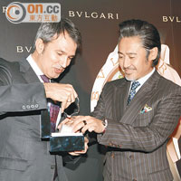 吳秀波獲品牌的大中華區董事總經理雷立奧．嘉文先生送贈名錶。