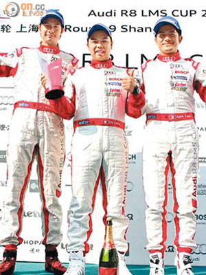 前日郭富城（右）出戰慈善賽車，獲頒業餘組的第三名。