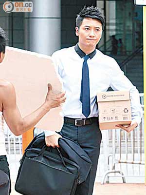 導演嗌「Cut」，高皓正即將手上所有物件掟給工作人員。