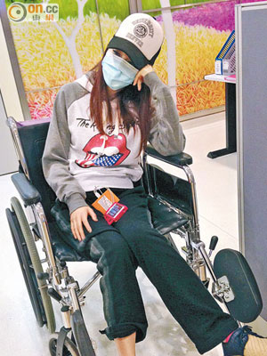 前日雨僑要坐輪椅到醫院睇醫生，其右腳第二隻腳趾明顯紅腫。