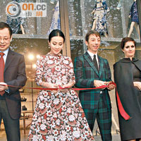 嘉玲與品牌高層及設計師為上海旗艦店剪綵。