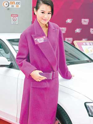 杏兒昨日穿紫色外套宣傳台慶，笑言要旺一旺，希望可以抽中洋房大獎。