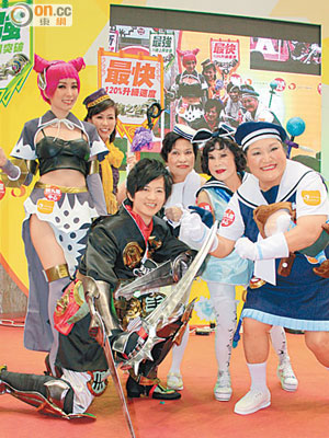 項明生與文凱玲（左）齊以cosplay造型現身遊戲活動。