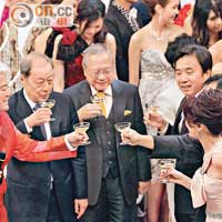 梁乃鵬（左三）與老闆陳國強（右）都對節目大感滿意，舉杯祝酒。