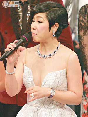 性感打扮的黎芷珊戴上景福珠寶贊助的800萬珠寶，吸睛度爆燈。