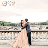 加讚與圓圓的婚紗照在外國取景，兩人相擁甜到漏。